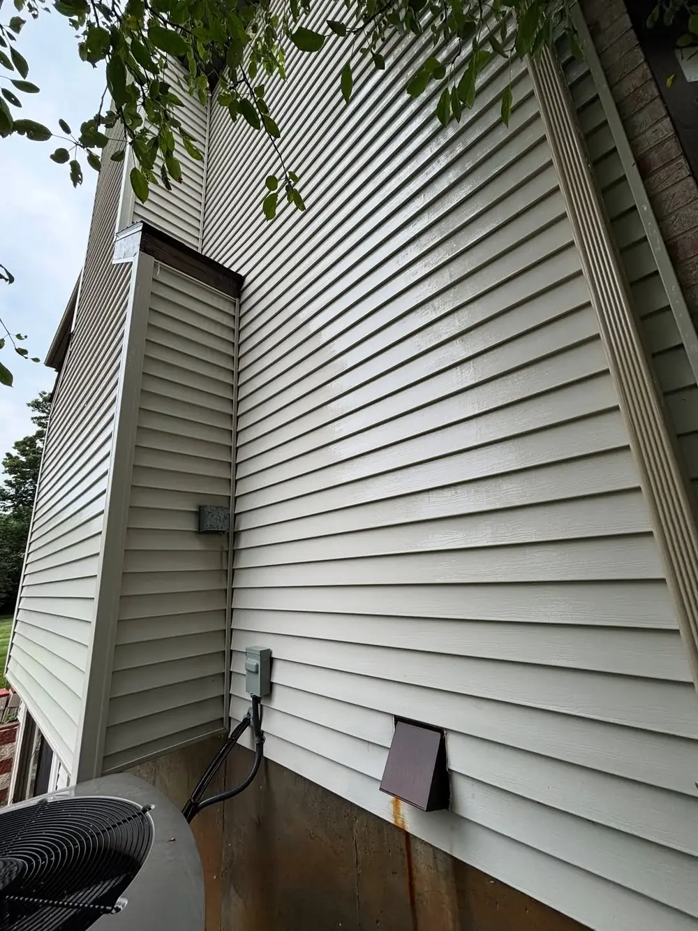 Clean siding and gutters after professional gutter cleaning in Okemos, MI